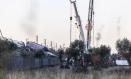 Los servicios de emergencia continúan desplegados en el lugar del accidente ferroviario un día después de la tragedia.