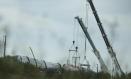 URDA (TOLEDO), 30/10/2026.- Miembros de los servicios de rescate y maquinaria pesada continúan este viernes los trabajos de rescate de los dos trenes accidentado