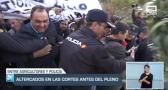 Los agricultores se enfrentan a la policía antes del pleno de las Cortes