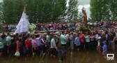 Encuentro de en el río de los patronos de Villamayor y Tirteafuera en la romería del 1 de mayo
