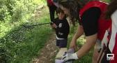 Cruz Roja y vecinos de Huerta del Marquesado recogen residuos en la naturaleza