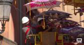 Paraguas de colores tejidos a mano para refrescar las calles de Valdepeñas