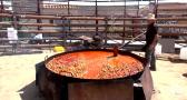 Los vecinos de Pepino se reúnen para comer paella en sus fiestas