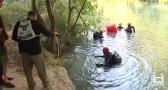 Cuatro buzos rastrean el fondo del río Júcar en Cuenca para sacar la basura