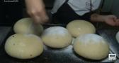 Así elaboran las tortas de mosto en Socuéllamos
