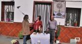 El Santísimo avanza bajo palio por las calles de Fuentelespino de Haro