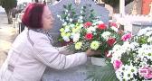 El cementerio de Arenales de San Gregorio recibe a familiares que quieren recordar a sus seres queridos