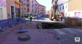 Una retroexcavadora abre un socavón en Talavera por la canalización de la Portiña