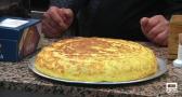 La tortilla de patatas, con cebolla