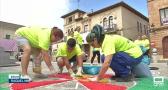 Los Navalmorales se llena de color con las tradicionales alfombras de serrín del Corpus Christi
