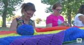 Un grupo de mujeres de Cazalegas teje una bandera arcoíris para el segundo Orgullo de Pueblo