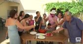 Las familias se reúnen en el pueblo en verano