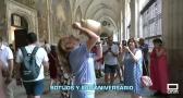 Los toledanos celebran el día de la Virgen del Sagrario bebiendo agua en los botijos de la Catedral