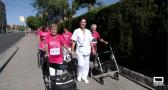 Los mayores, con sillas y andadores, corren contra el cáncer de mama