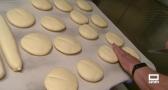 Silvia y Nahiara elaboran el pan sobado, el pan de los moteños