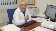 Vicente cuelga su bata blanca