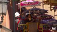 Paraguas de colores tejidos a mano para refrescar las calles de Valdepeñas