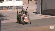 Ganas de pasarlo bien en la carrera de autos locos que se celebra en Mejorada