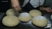 Así elaboran las tortas de mosto en Socuéllamos