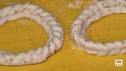 Las vecinas del Hito elaboran los tradicionales rolletes de caridad