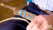 Cándido, un artesano de 97 años que continúa elaborando escobas