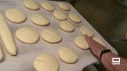 Silvia y Nahiara elaboran el pan sobado, el pan de los moteños