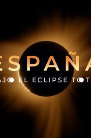 En agosto de 2026, España se prepara para vivir un acontecimiento que no se repite desde hace más de un siglo: un eclipse total de Sol. Antes de que la Luna proyecte su sombra sobre el país, científicos, instituciones y ciudadanos se movilizan para comprender, anticipar y prepararse para un fenómeno que es a la vez astronómico, social y profundamente humano.

 Este documental acompaña al espectador en los días y semanas previos al eclipse.  Explica qué es un eclipse total y por qué este es excepcional, reconstruye la memoria histórica de eclipses desde tiempos inmemoriales, y muestra cómo España se organiza ante una movilización sin precedentes: planes de seguridad, riesgos de incendios, salud visual, colapso de carreteras y saturación de infraestructuras.  Paralelamente, seguimos a científicos, divulgadores, “cazadores de eclipses” y aficionados —desde grandes observatorios hasta pequeños clubes astronómicos— mientras instalan instrumentos, afinan experimentos y esperan el momento exacto en que el cielo se apague.

 Fue precisamente un eclipse total, el del 29 de mayo de 1919, el que permitió poner a prueba la Teoría de la Relatividad General de Albert Einstein, gracias al experimento liderado por Arthur Eddington, que demostró que la gravedad curva la luz. Más de un siglo después, durante el eclipse de España, un equipo de investigadores reproducirá ese experimento con tecnología del siglo XXI, conectando pasado y presente de la ciencia en el corazón del documental.

 Los eclipses no solo confirman teorías: dejan una huella emocional profunda. Cuando la luz regresa, algo ha cambiado. El cielo vuelve a ser el mismo, pero quienes lo han vivido ya no lo son.

El episodio culmina en una cuenta atrás colectiva:  todo está listo, pero la experiencia aún no ha ocurrido. El país contiene la respiración ante la llegada de la sombra.