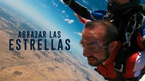 Javier García Pajares es un chico extremeño, sordociego desde los 15 años, que no se conformó con la vida que le había tocado y decidió superar sus límites lanzándose a la montaña y a la escalada. Así consiguió abrazar las estrellas.

FECICAM 2021: Premio al Mejor Documental CLM