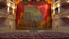 Los orígenes del teatro se encuentran en antiguos ritos de la Prehistoria, pero es en la Antigua Grecia cuando nace el arte dramático, y cuando empiezan a construirse los lugares dedicados específicamente para las representaciones teatrales. En este programa conoceremos los secretos y curiosidades de algunos de los espacios escénicos más destacados de Castilla-La Mancha, como el Teatro de Rojas, edificado en Toledo a finales s.XIX; y el Corral de Comedias de Almagro, construido en 1629, y que es el único de este tipo de teatros que mantiene íntegra su estructura.