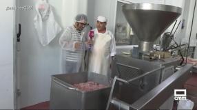 El salchichón de Embutidos 'El Carrizal', en Povedilla