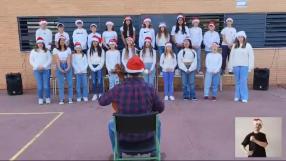 El colegio Santa María Magdalena de Chozas de Canales canta con Rozalén