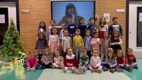 El colegio Divina Pastora de Manzanares canta con Rozalén