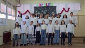 El colegio San José de Calasanz de Los Yébenes canta con Rozalén