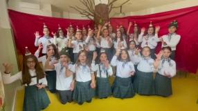 ​El colegio Santa Bárbara de Puertollano canta con Rozalén