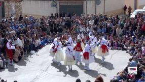 Los danzantes del Cristo de la Viga toman las calles de Villacañas