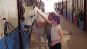 Cristina Landete, la amazona sordociega de Albacete, presenta a su caballo Rayo