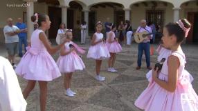Las danzantas de Mota del Cuervo se enfrentan con ritmo y color
