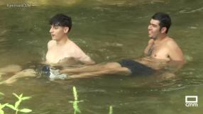 Los jóvenes de Aýna disfrutan de los baños de su localidad