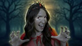 En tu casa hay una presencia que nunca duerme y causa pesadillas, sobre todo cuando llega la temida factura de la luz. 

Hablamos de los 'vampiros eléctricos', esos aparatos de casa que SIEMPRE están encendidos a pesar de NO usarlos. Se quedan en “modo espera” o “stand by”. Aparentemente apagados, sin imagen, sin sonido, pero siempre enchufados a la red eléctrica y consumiendo energía.
¿Y como lo sabemos? Por ese pilotito rojo, que sigue chupando energía: entre un 7% y un 11% de la energía que se consume en un hogar al año, según la OCU. 

En toda España estaríamos hablando de hasta 4.000 millones de KWh al año. Los aparatos que más consumen: impresoras, consolas, hornos y televisores. Y sí, tener el cargador siempre enchufado también gasta.

La solución contra estos vampiros: desenchufa lo que no uses, usa regletas con interruptor para apagar muchos aparatos con un solo clic, utiliza enchufes inteligentes o elige aparatos eficientes (A+). 

Pequeños gestos, grandes ahorros. ¿Has cazado a tus vampiros eléctricos?