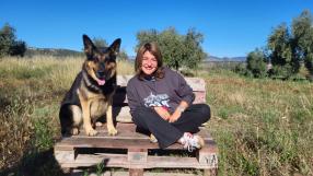 El último servicio de Yaki como agente en la Unidad Militar de Emergencias (UME) fue en Letur durante la DANA, colaborando en las tareas de búsqueda de víctimas. 

Después de este trabajo, los agentes ofrecieron a los vecinos de la localidad quedarse con él. Una familia aceptó y desde hace un año Yaki disfruta de su retiro en Letur (Albacete).
​
​La historia la conocemos en Amparanimals, con Amparo de Aguilar.
Recuerda: acoge, adopta. Es un mensaje de Castilla-La Mancha Media.