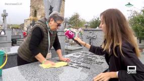En Almendral de la Cañada sacan sus lamparillas por el Día de los Santos