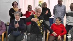 Aurelia celebra su 100 cumpleaños bailando