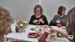 Pacientes con cáncer de Cuenca se reúnen para hacer crochet