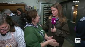 Los vecinos de Fuente el Fresno elaboran sus panecillos por Santa Lucía