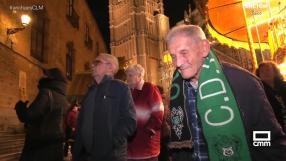 Los taxistas toledanos enseñan el encendido navideño a los mayores de 3 residencias