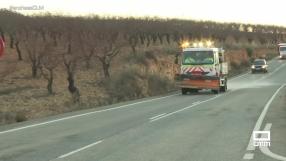 Los trabajos de conservación de carreteras frente a las heladas en la Sierra del Segura