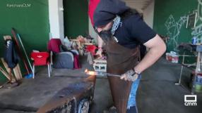 Conocemos a Adrián , el guerrero del metal