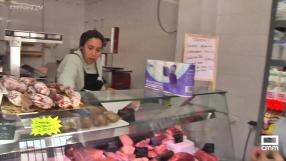 Nohelia se hace cargo de la carnicería de Saelices tras estar tres años cerrada