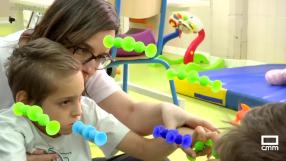 Acompañamos durante una jornada a Adrián, un niño con una enfermedad mitocondrial poco frecuente