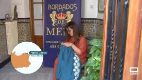 María José borda la indumentaria de mayera mayor infantil de su hija en Pedro Muñoz